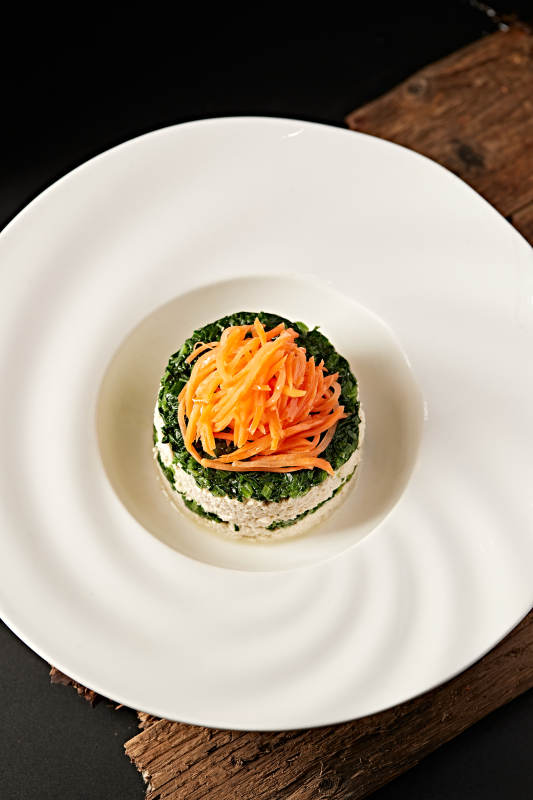 精美凉菜胡萝卜丝菠菜酿豆腐