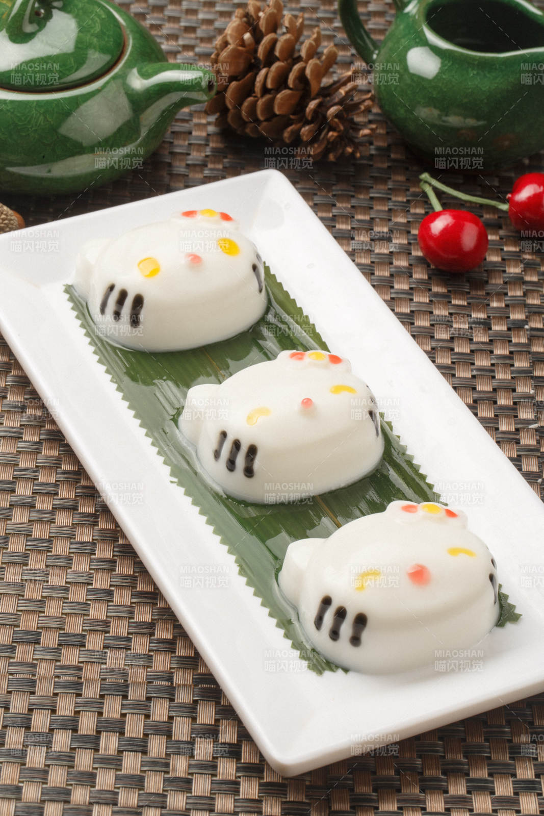 KT猫造型的糯米糕摆放在餐垫上