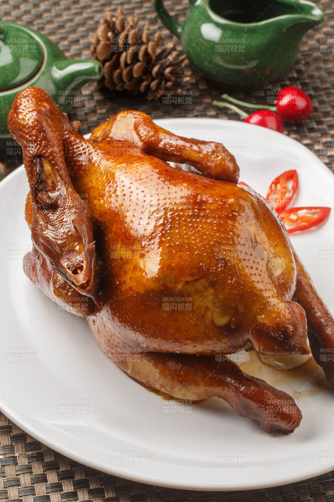 白色圓瓷盤裝的港式脆皮雞擺放在餐墊上