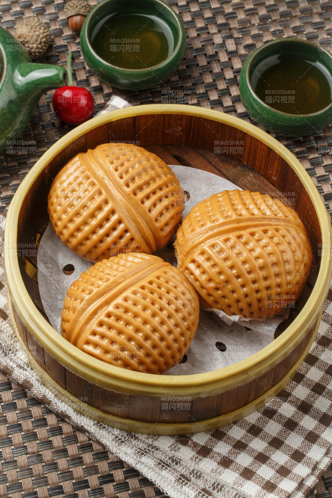 圆形白瓷盘装的港式脆皮乳鸽摆放在餐垫上