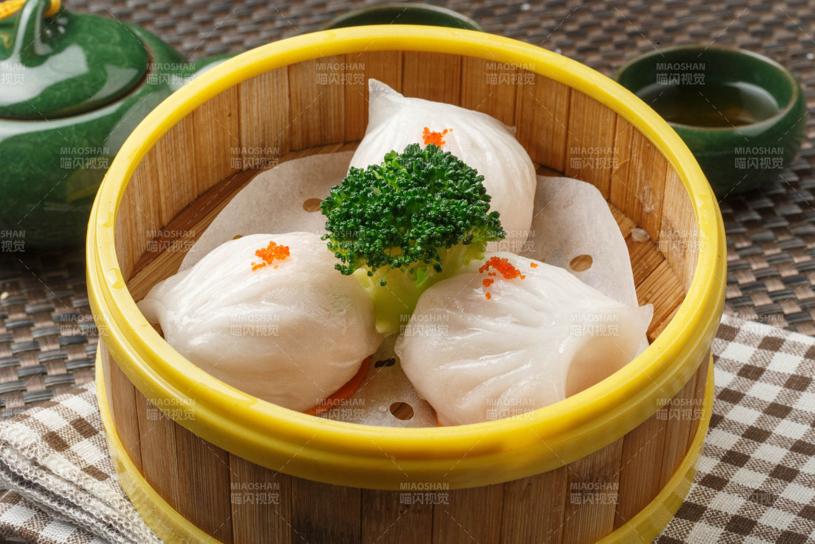 笼屉装的港式奶油菠萝包摆放在餐布上