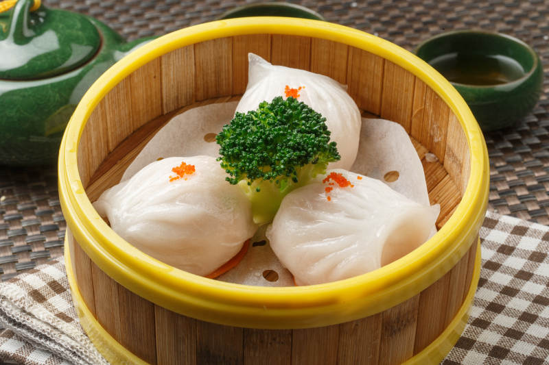 笼屉装的港式奶油菠萝包摆放在餐布上