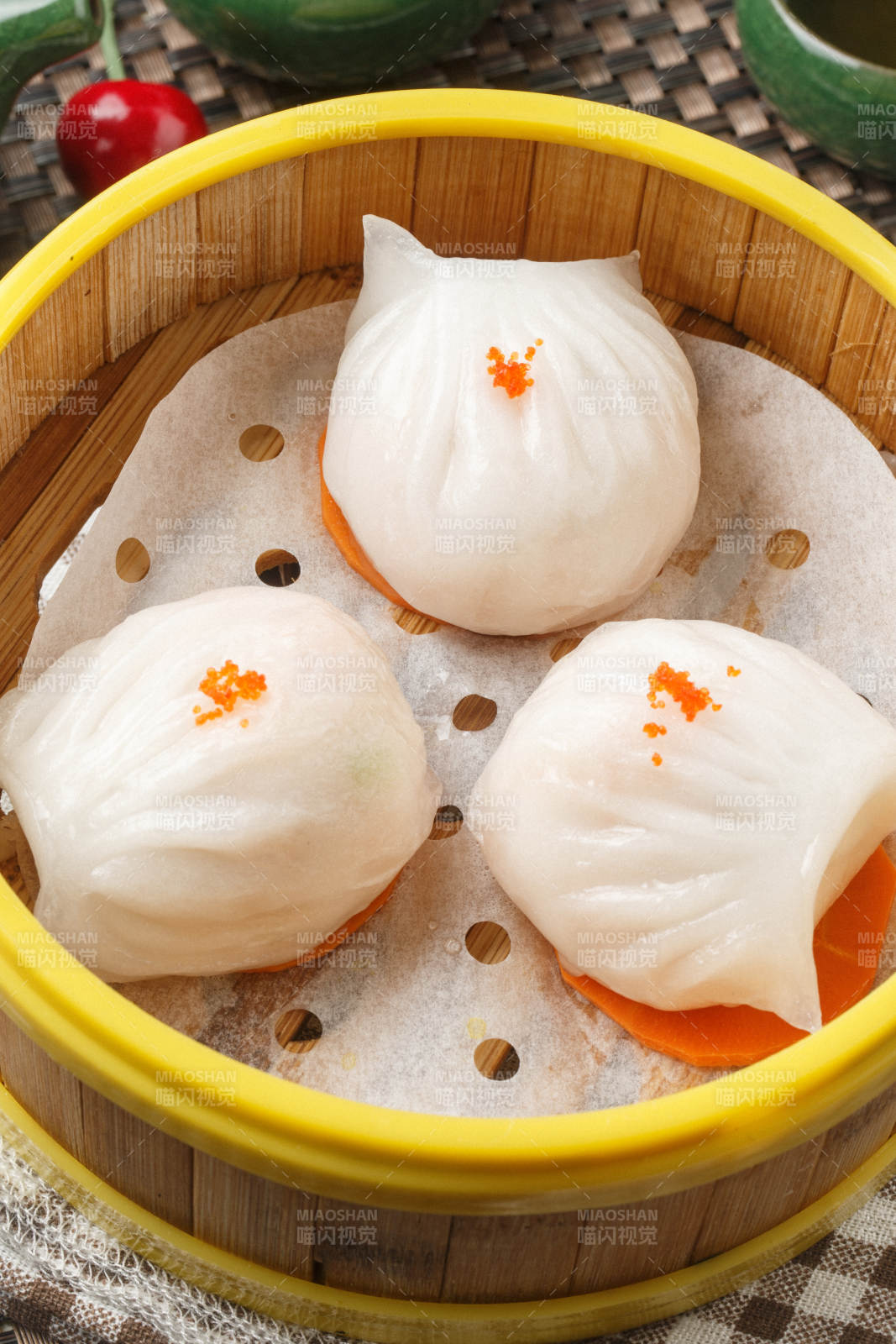 笼屉装的广东大虾饺摆放在餐布上