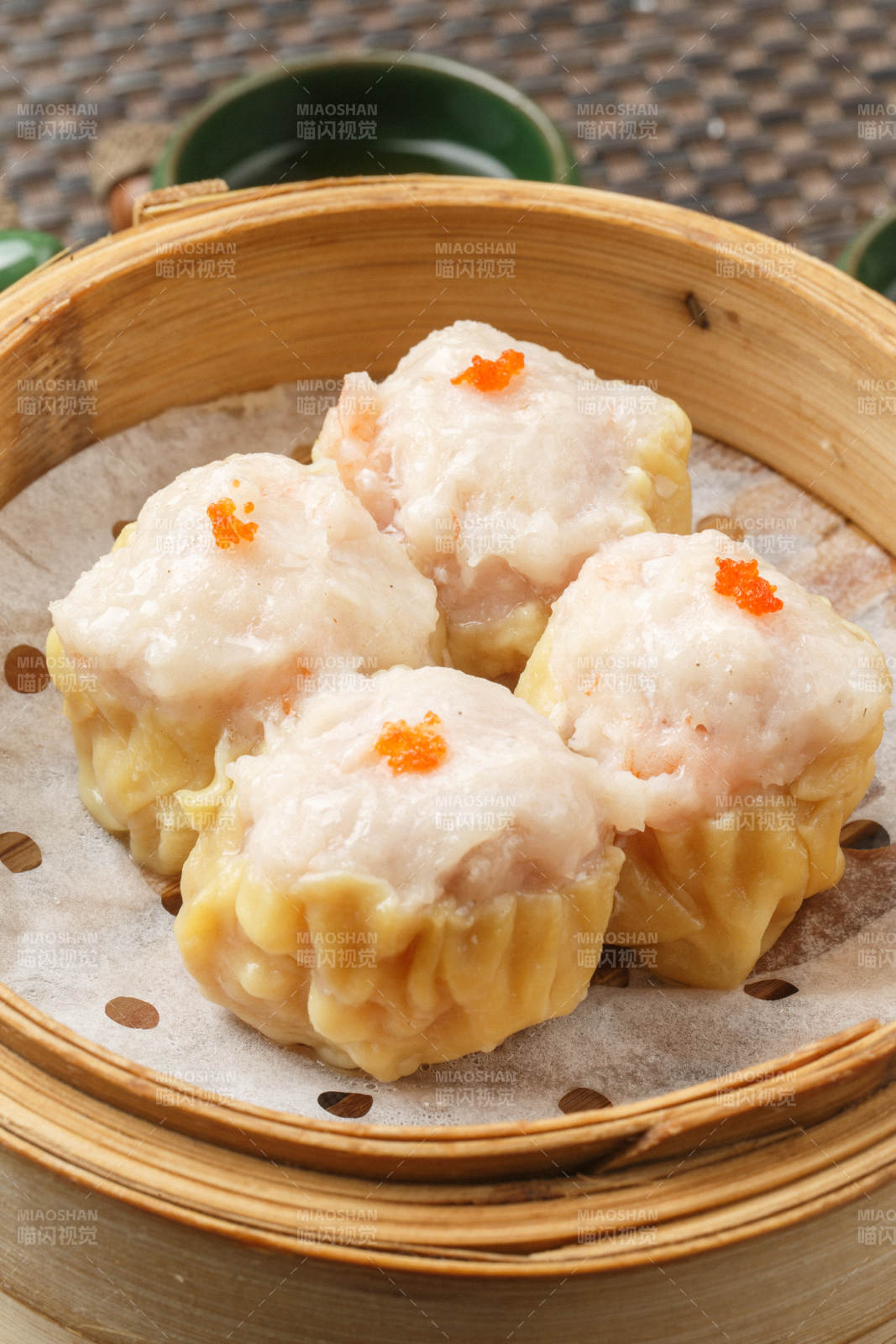 圆形白瓷盘装的酥皮菠萝包摆放在餐垫上