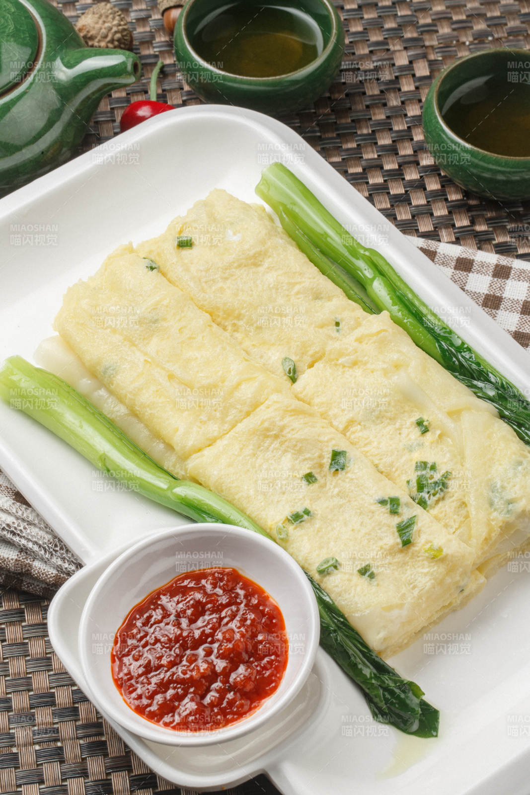 籠屜裝的廣東大蝦餃擺放在餐布上