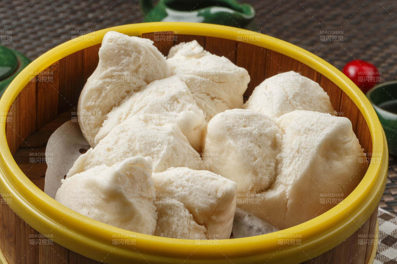 长方形白瓷盘装的虾仁肠粉摆放在餐垫上