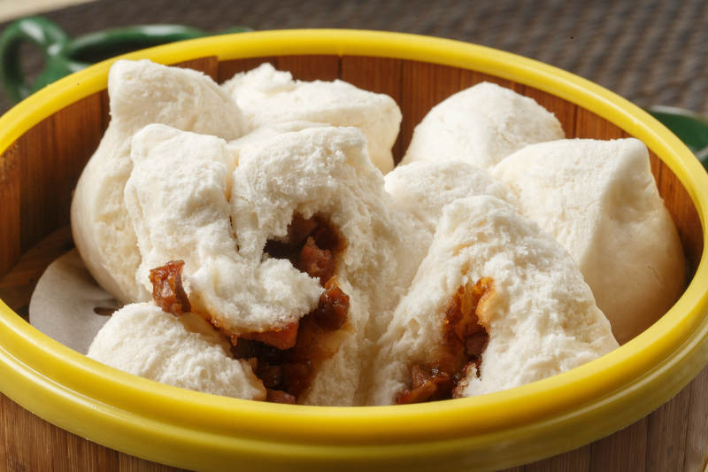 笼屉装的叉烧包摆放在餐垫上