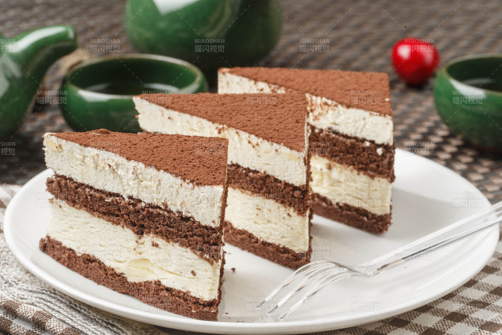 巧克力撒粉奶油慕斯摆放在餐布上