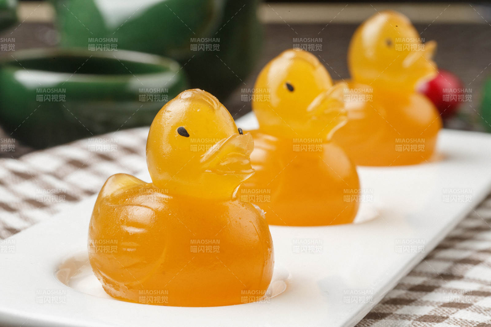 小黃鴨造型芒果糕擺放在餐布上