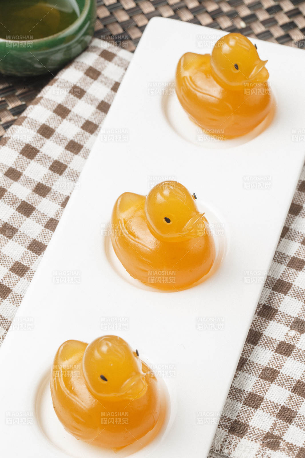 小黃鴨造型芒果糕擺放在餐布上