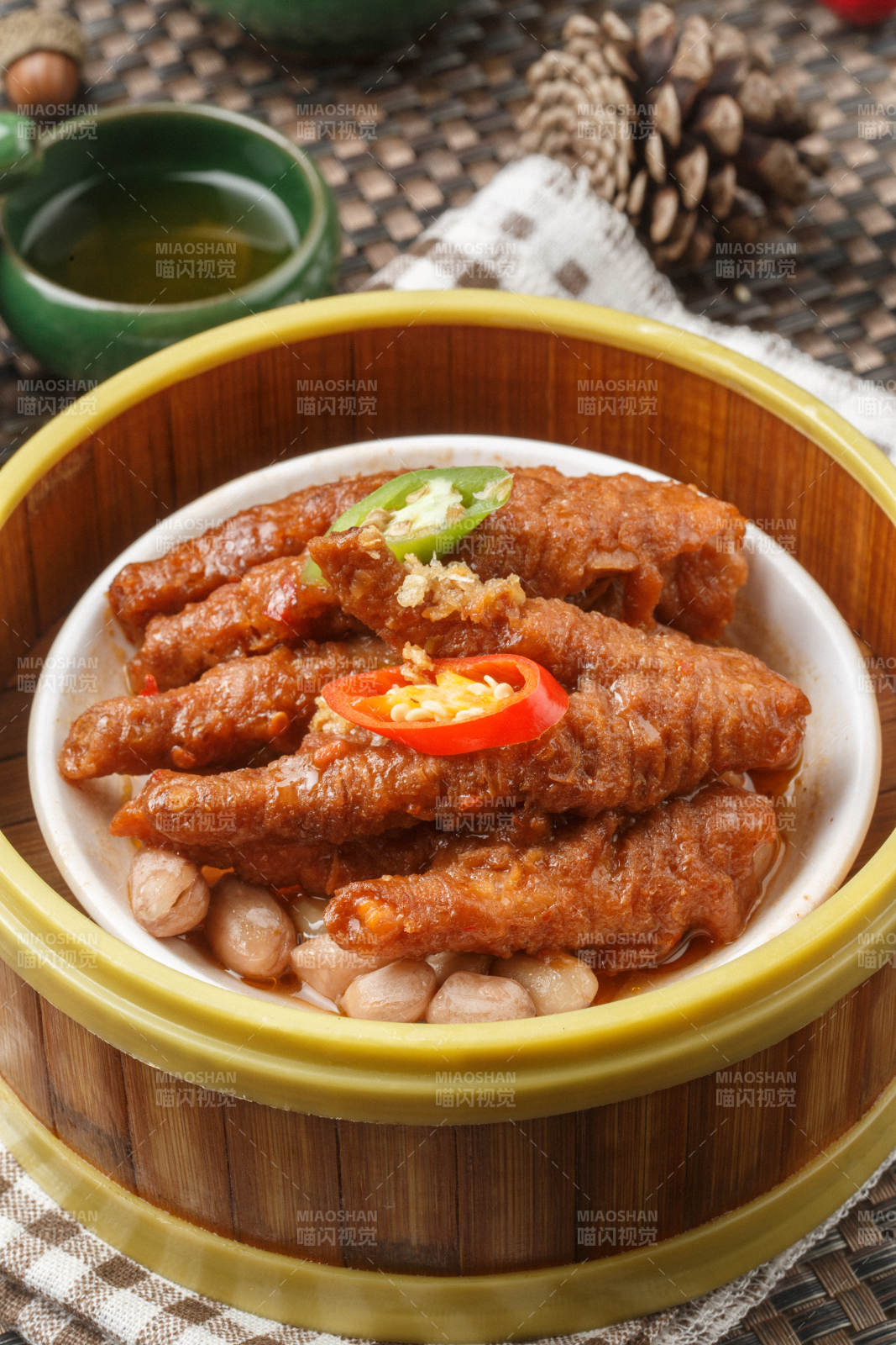 白色瓷碗装的云吞摆放在餐垫上