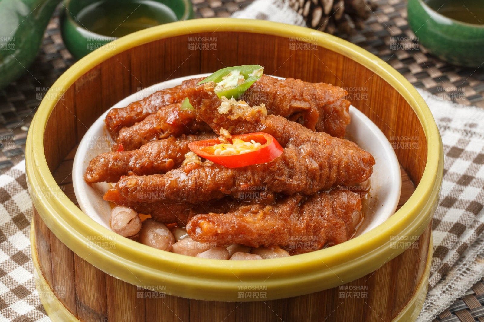 笼屉装的蒸凤爪摆放在餐布上图片