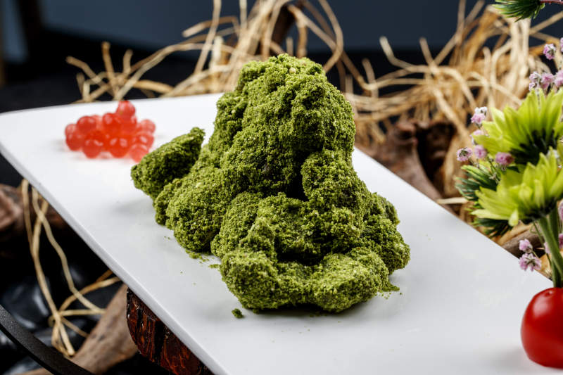 精美凉菜抹茶粉裹牛肉