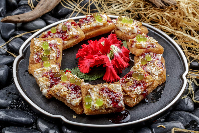 蓝莓酱油炸南豆腐