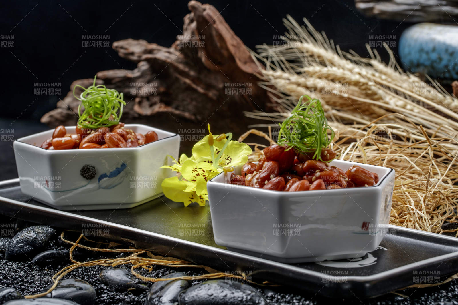 精美餐具装的蜜醸果仁