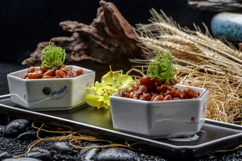 精美餐具装的蜜醸果仁