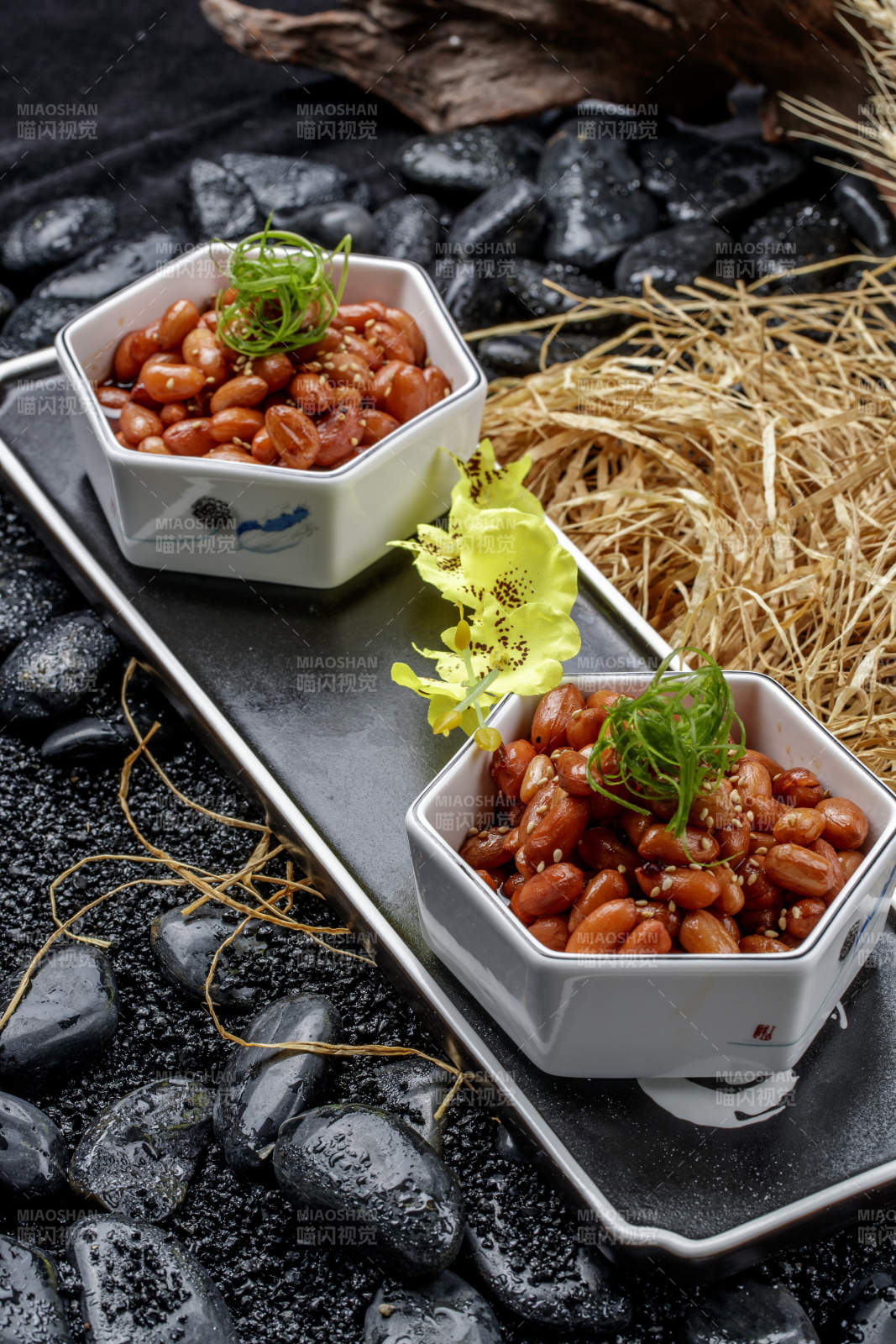 精美餐具装的蜜醸果仁