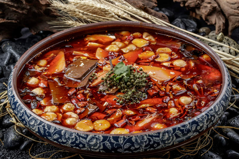 復古瓷餐具裝的新派毛血旺