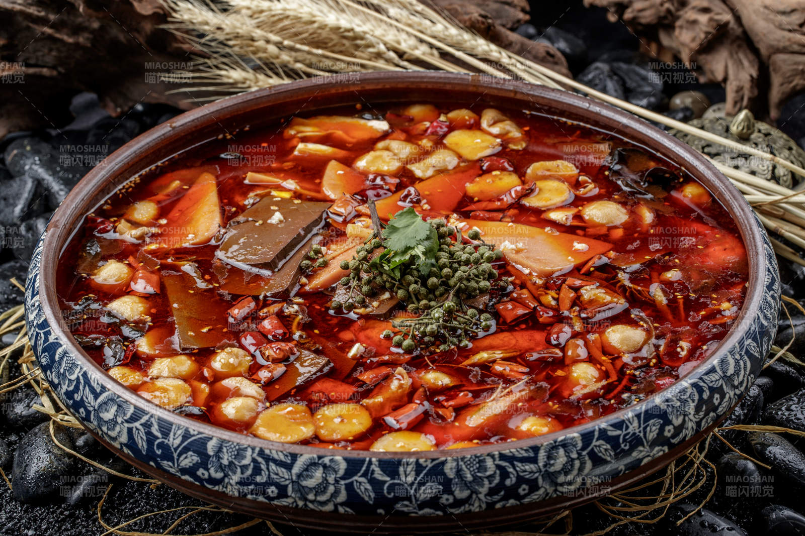 復古瓷餐具裝的新派毛血旺