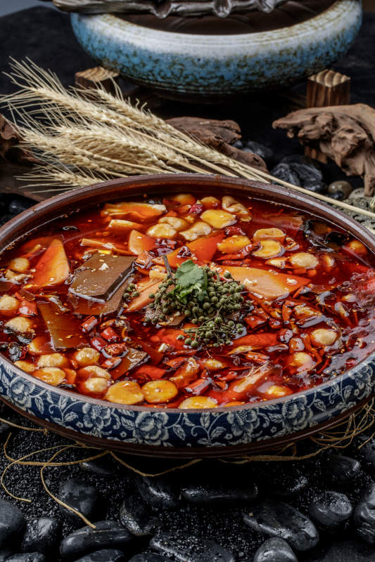 復古瓷餐具裝的新派毛血旺