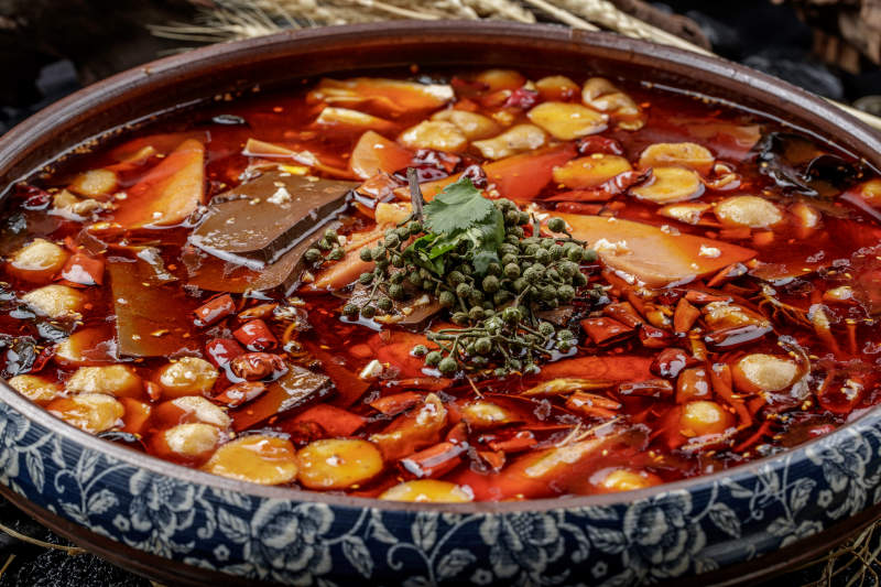 復古瓷餐具裝的新派毛血旺