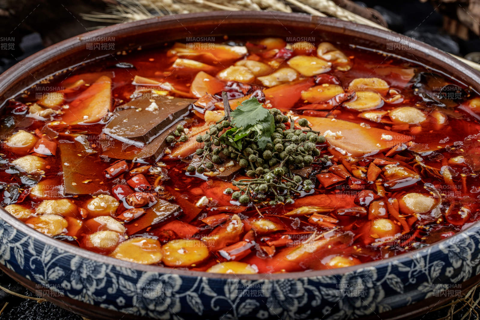 復古瓷餐具裝的新派毛血旺