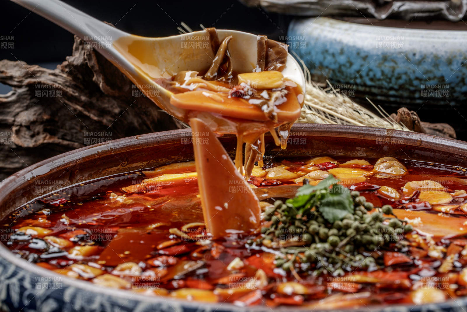 復古瓷餐具裝的新派毛血旺