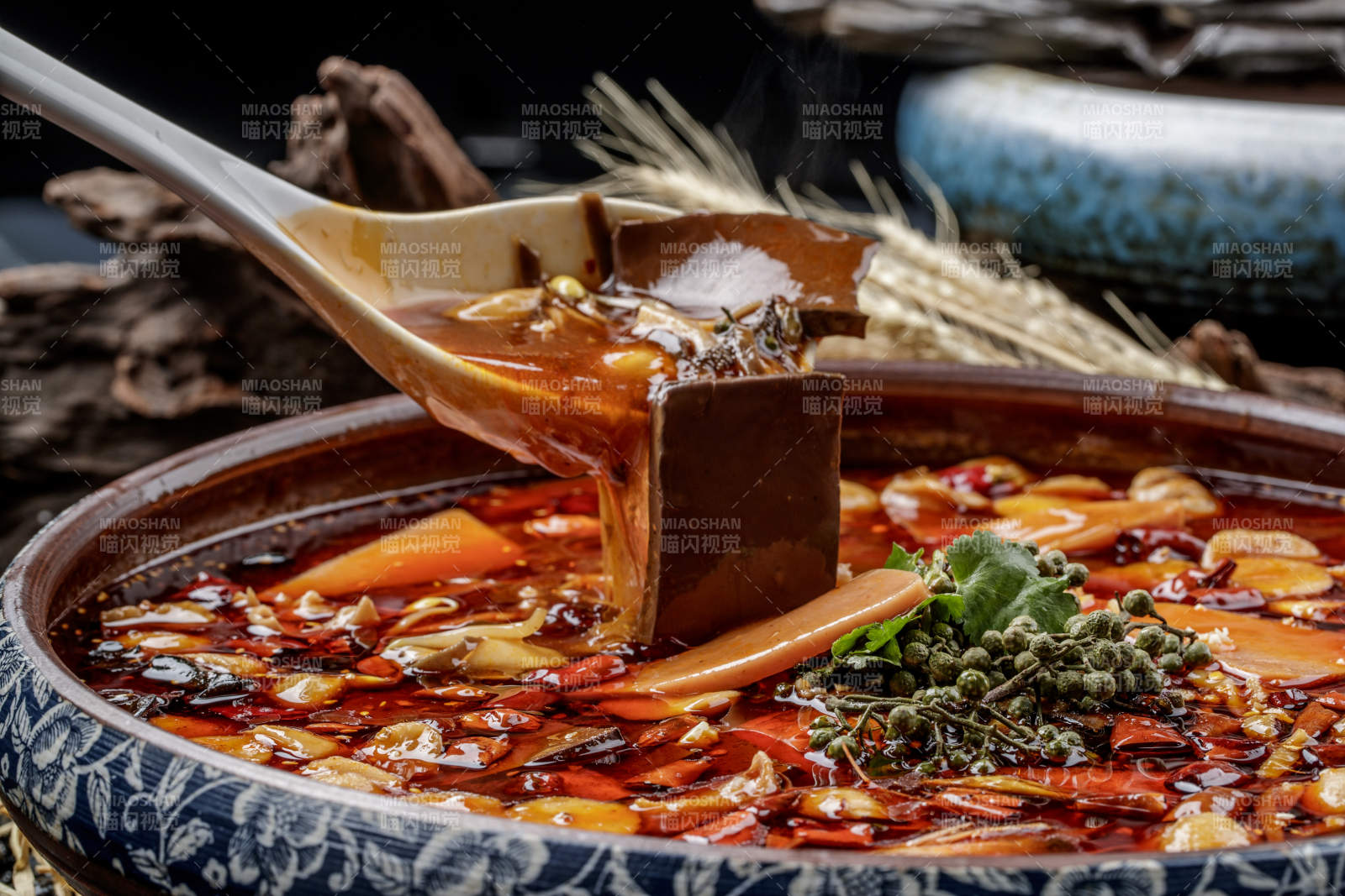 復古瓷餐具裝的新派毛血旺