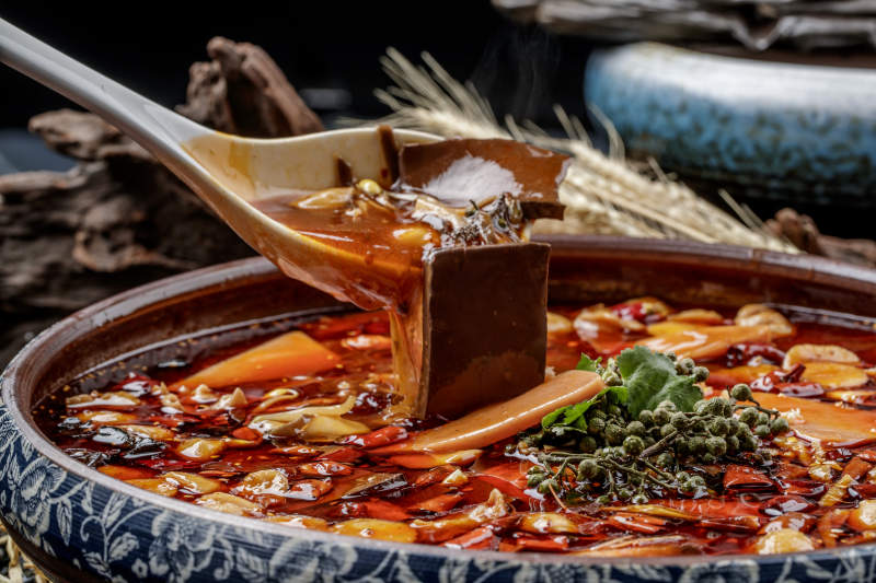 復古瓷餐具裝的新派毛血旺