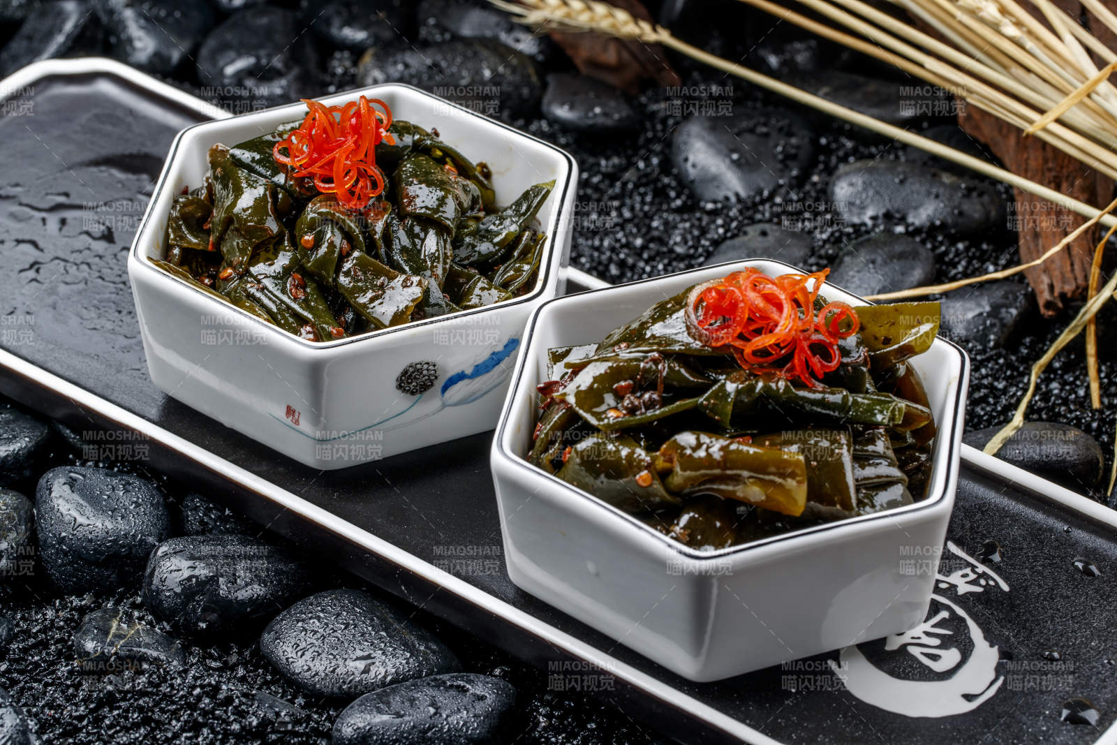 精美瓷餐具裝的麻辣昆布結海帶