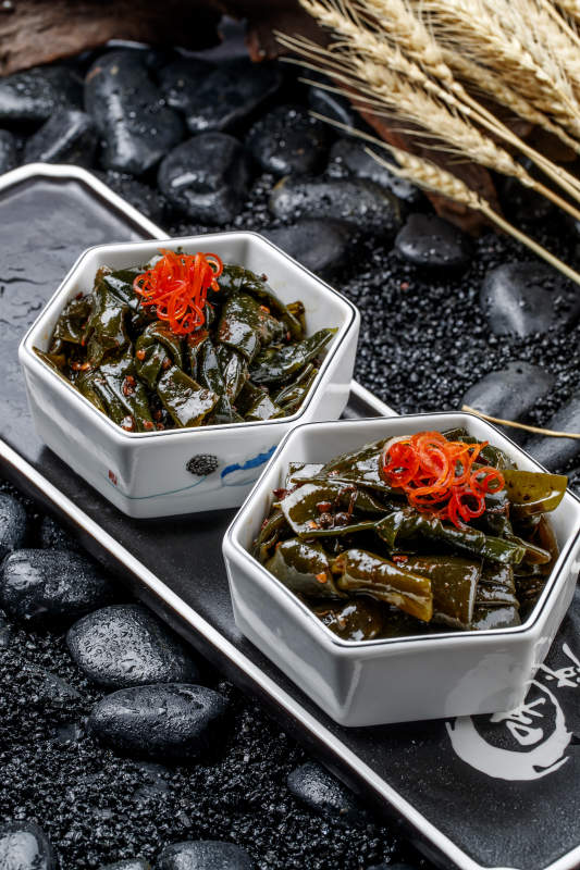 精美瓷餐具裝的麻辣昆布結(jié)海帶