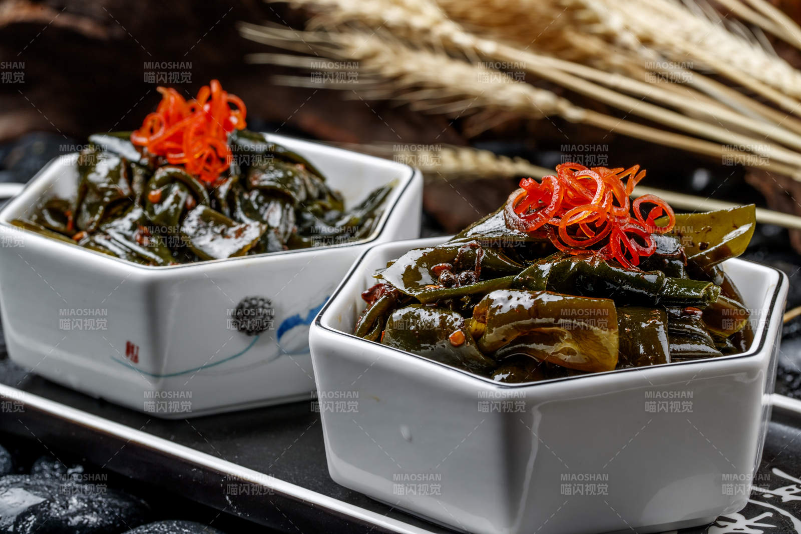 精美瓷餐具裝的麻辣昆布結海帶