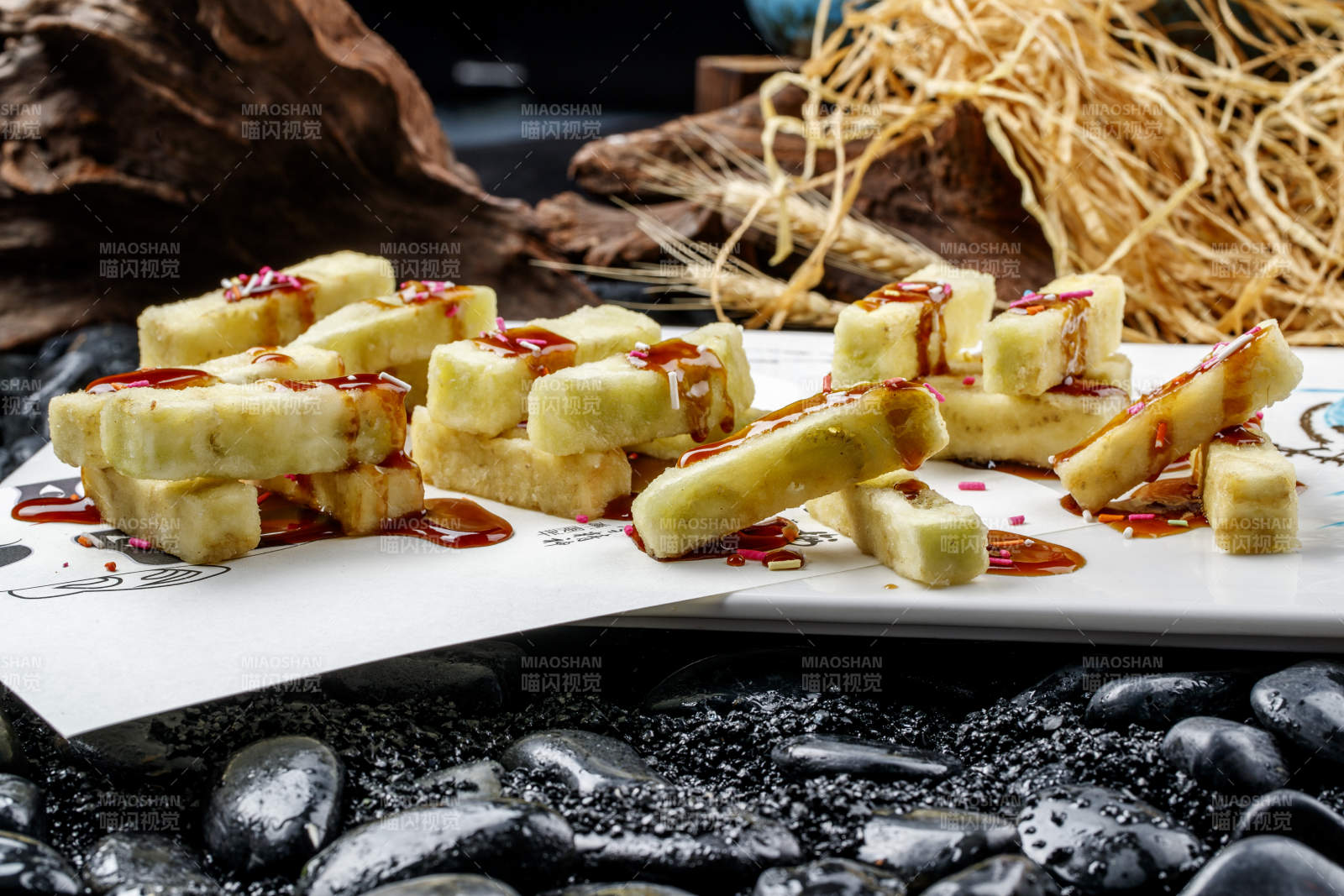 白色瓷盤裝的美味香炸竹絲茄條