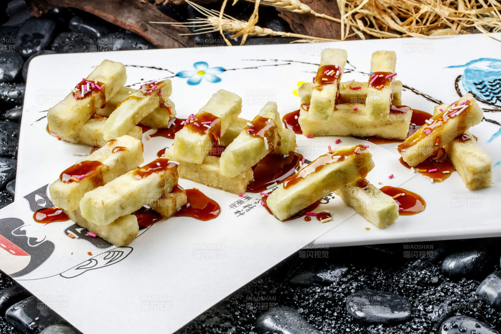 白色瓷盤裝的美味香炸竹絲茄條