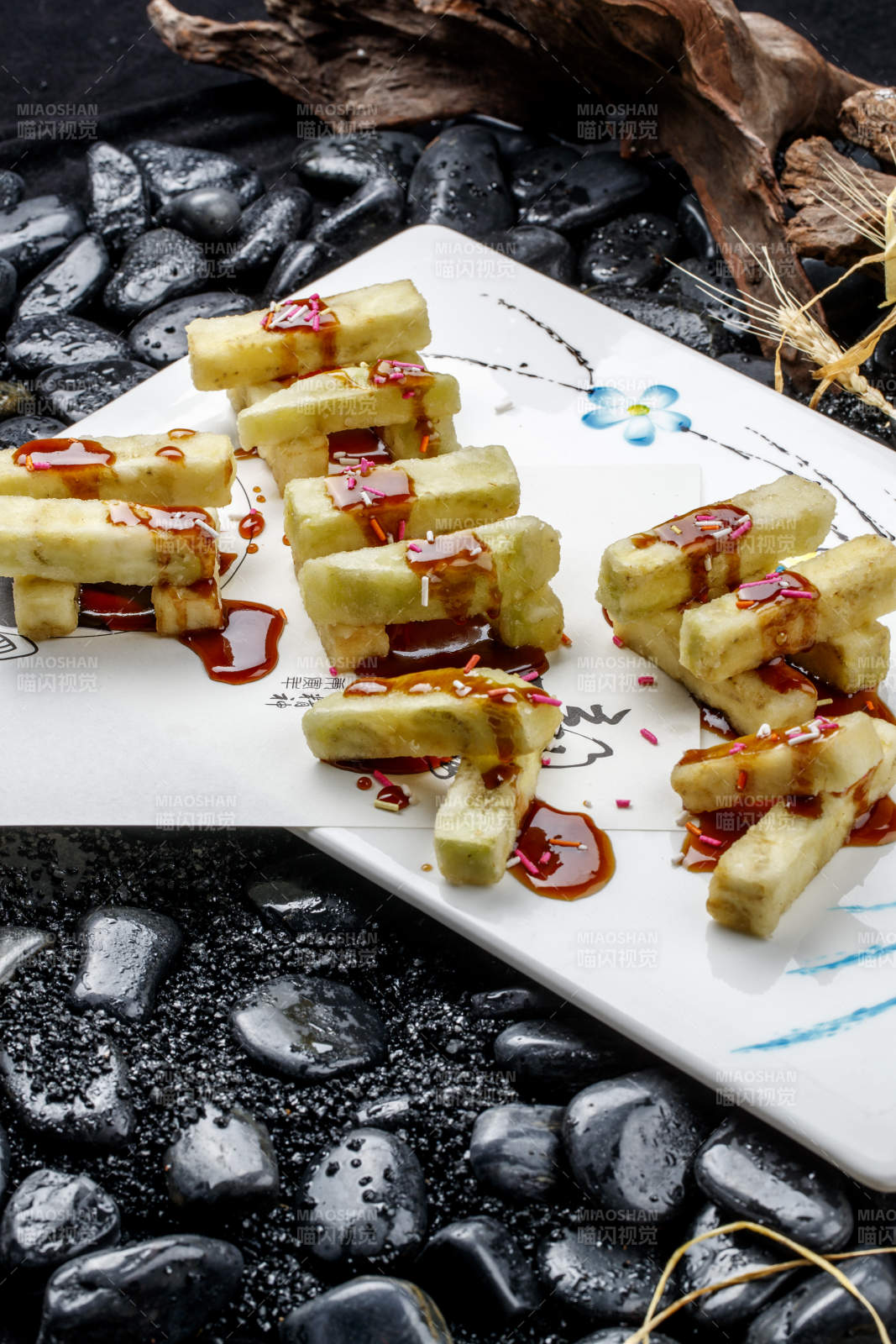 白色瓷盤裝的美味香炸竹絲茄條