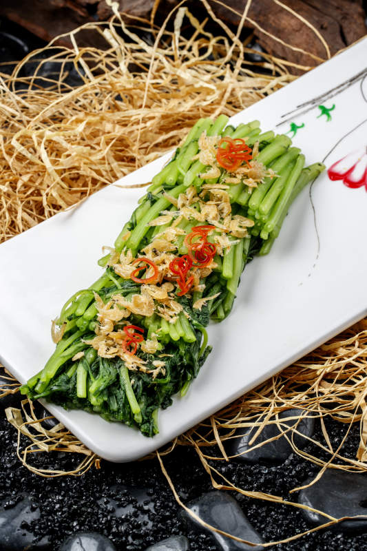 精美餐具装的虾皮雪菜