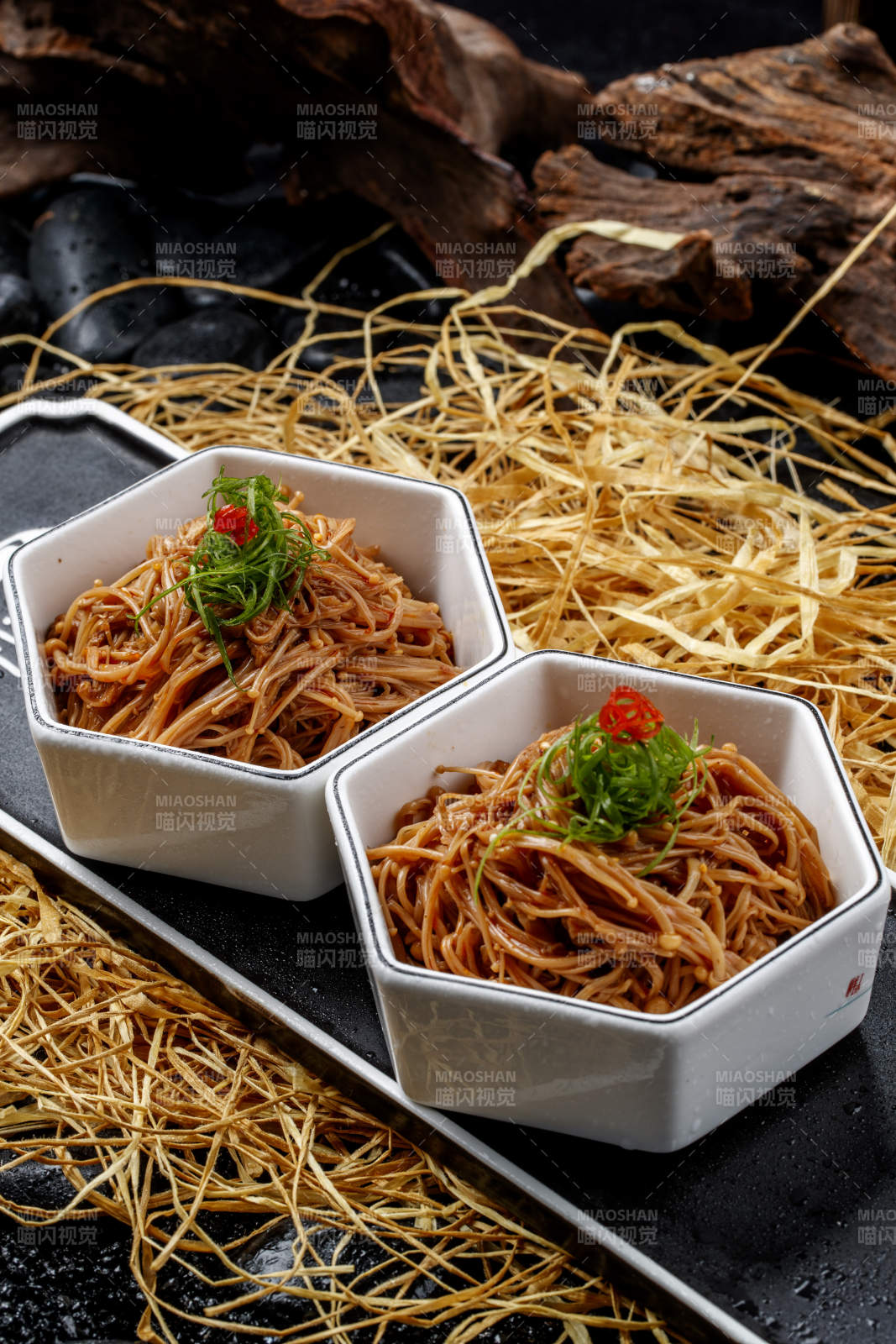 精美餐具装的卤味金针菇