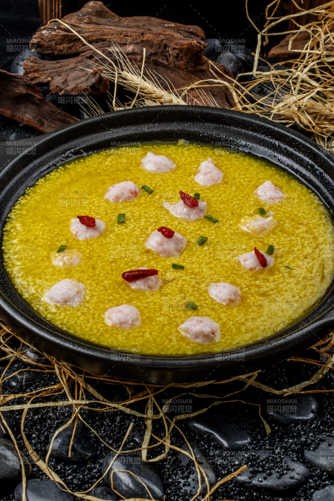 黑色砂锅装的金米虾丸