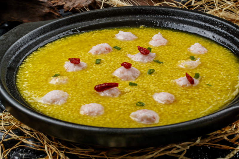 黑色砂锅装的金米虾丸