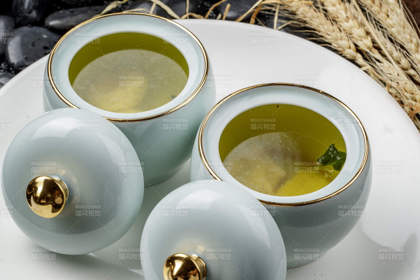 精美餐具乘的滋补上汤