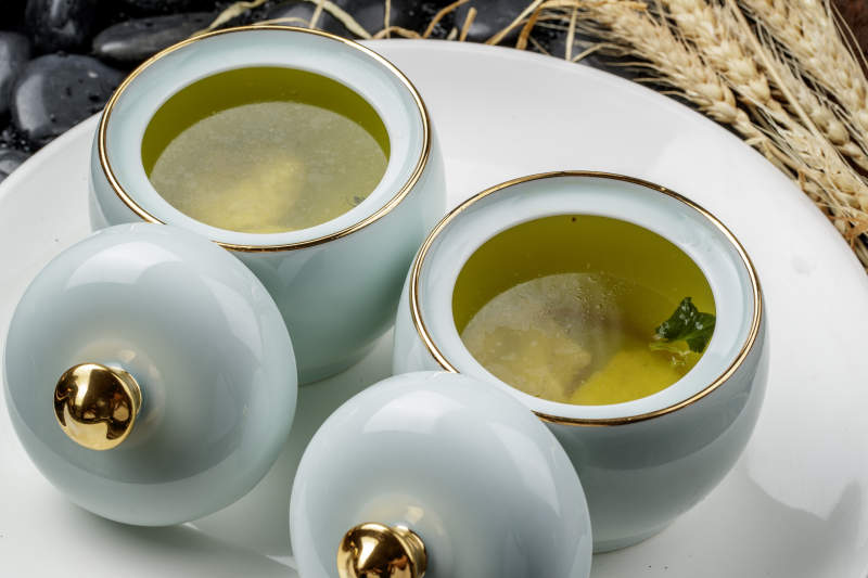 精美餐具乘的滋補上湯