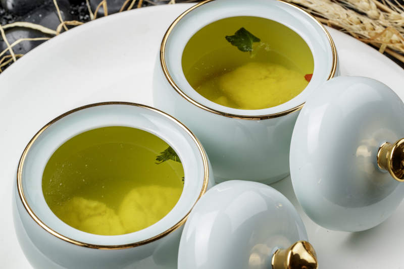 精美餐具乘的滋補上湯