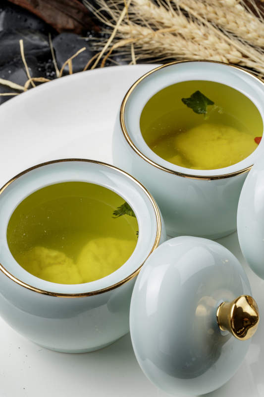 精美餐具乘的滋補上湯