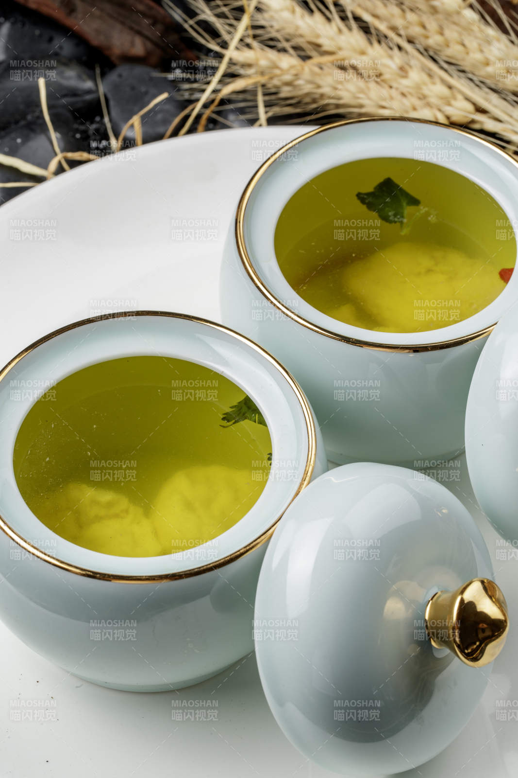 精美餐具乘的滋补上汤