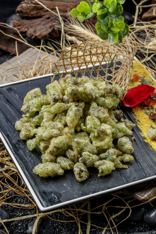 黑色石盘装的香酥香椿炸牡蛎