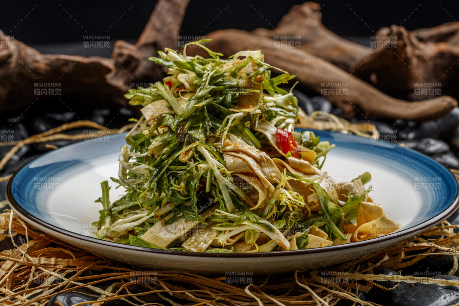 凉菜红油苦菊拌油皮