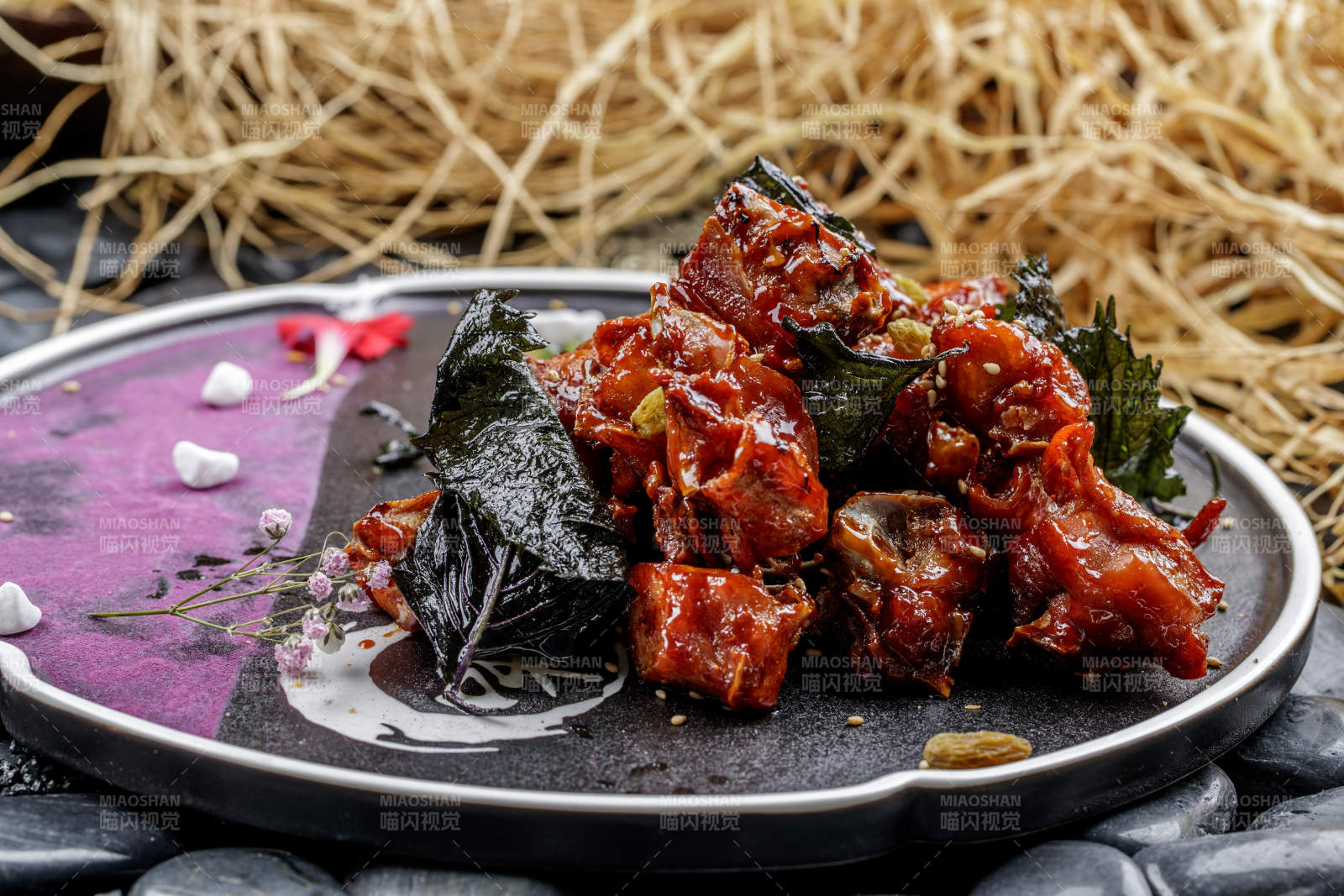 精美摆盘的桑叶鸡块