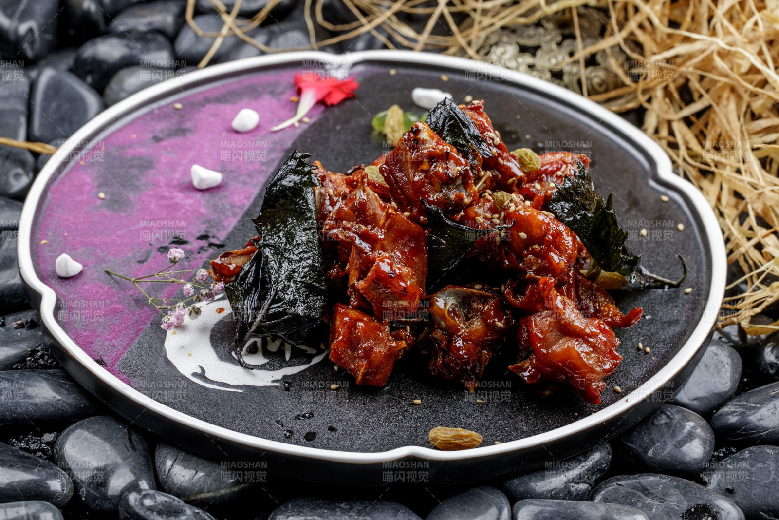 精美摆盘的桑叶鸡块