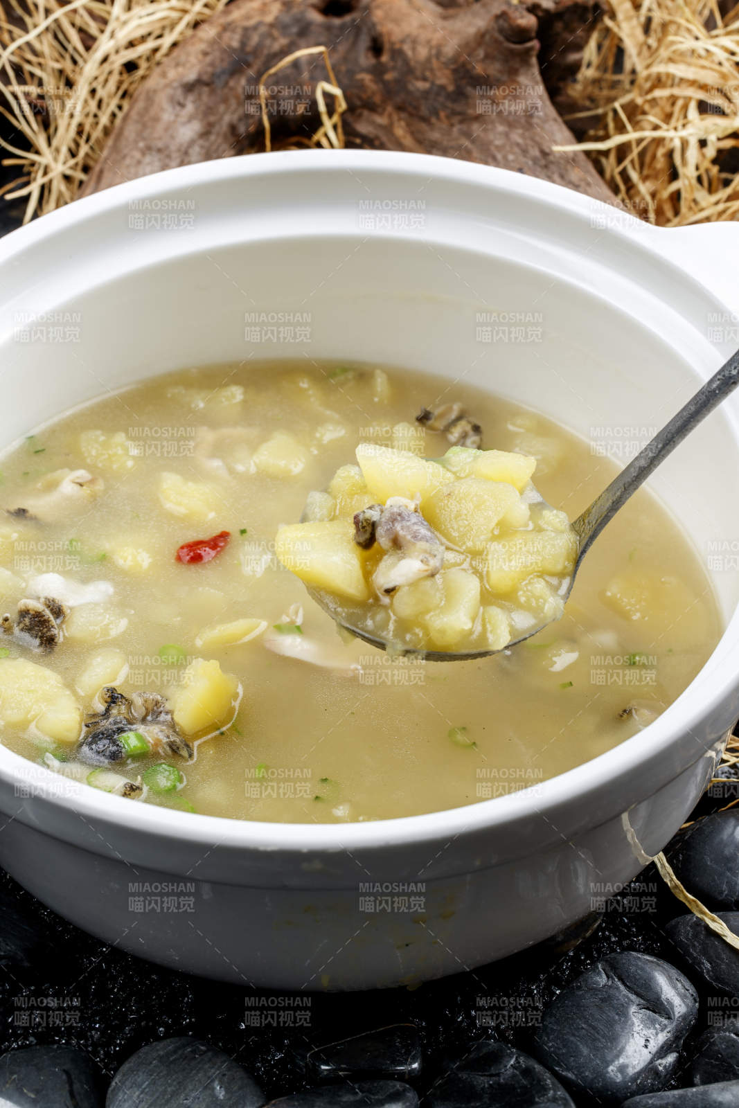 白色瓷盆装的土豆海鲜汤