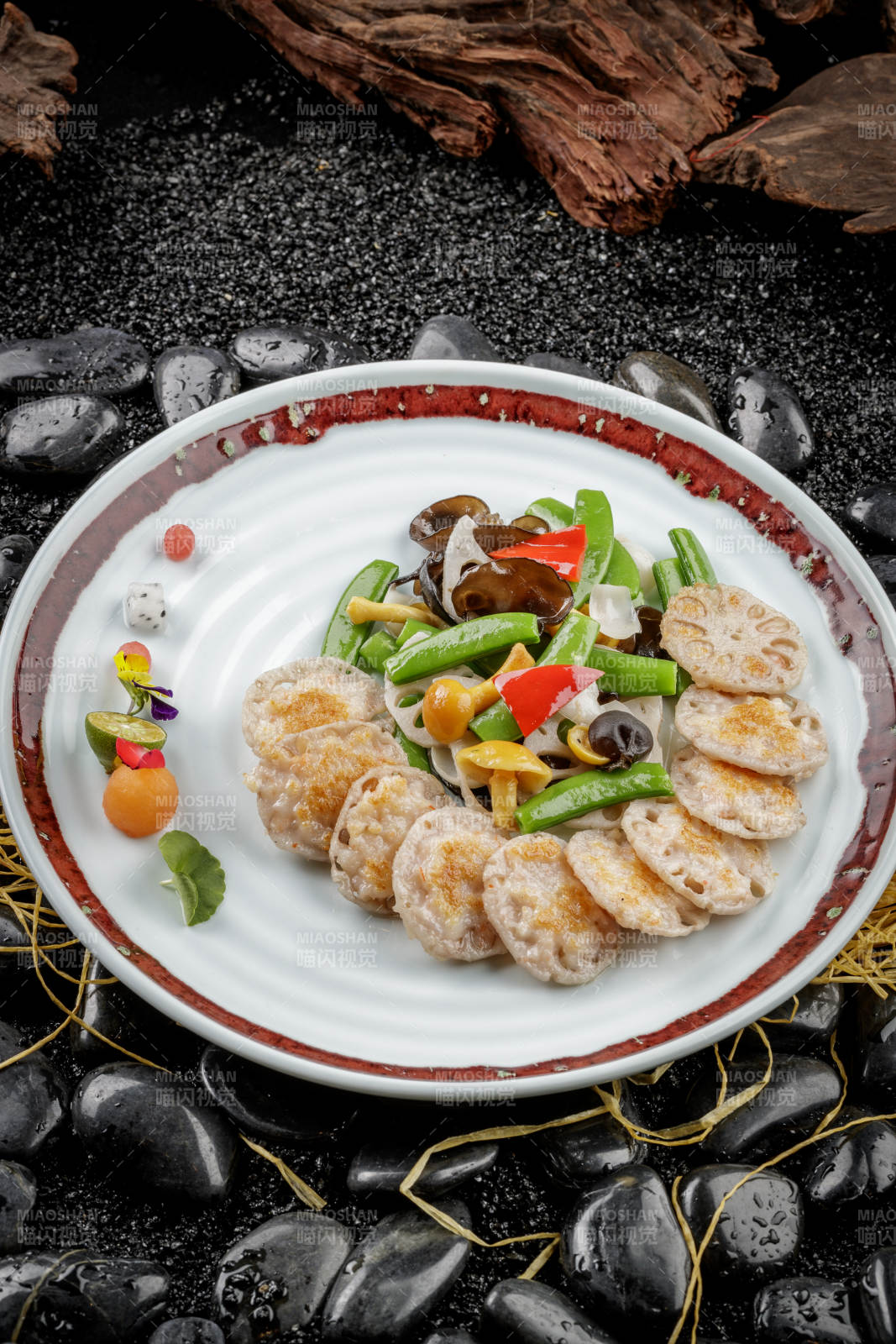 青色花盘装的荷塘月色小炒配油炸虾饼